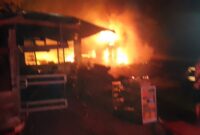 Kebakaran di depan kampus unsyiah PSDKU Blang Nangka, Kampung Akul, Blang Jerango, Gayo Lues, Senin 9 Pebruari 2026 sekira pukul 3.00 Wib dinihari.