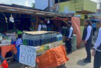 Personel Polres Gayo Lues saat sedang melakukan sosialisasi harga BBM kepada pengecer BBM, Rabu (11/2)