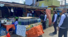 Personel Polres Gayo Lues saat sedang melakukan sosialisasi harga BBM kepada pengecer BBM, Rabu (11/2)