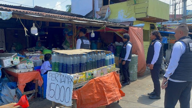 Personel Polres Gayo Lues saat sedang melakukan sosialisasi harga BBM kepada pengecer BBM, Rabu (11/2)