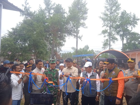 Bupati bersama Wakil Bupati resmikan Huntara desa Rigeb, Selasa (17/2/2026)
