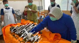 Jasad korban sedang divisum oleh tenaga ahli di RSUMAK, Rabu 25 Februari 2026