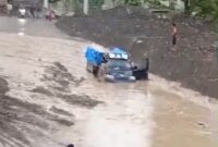 Satu unit kenderaan roda empat jenis pickup terjebak di longsoran jalan Blangkejeren-Rikit Gaib, Sabtu (7/2/2026)