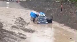 Satu unit kenderaan roda empat jenis pickup terjebak di longsoran jalan Blangkejeren-Rikit Gaib, Sabtu (7/2/2026)