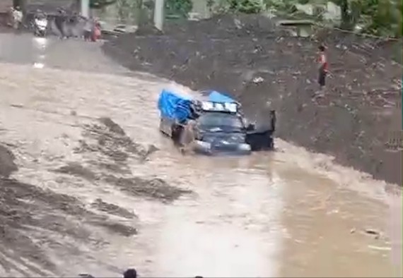 Satu unit kenderaan roda empat jenis pickup terjebak di longsoran jalan Blangkejeren-Rikit Gaib, Sabtu (7/2/2026)