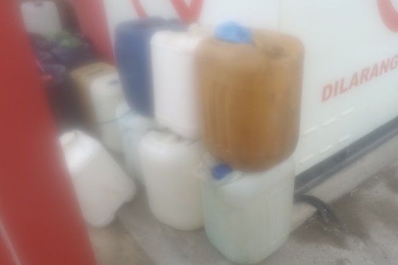 Tumpukan Jerigen disalah satu Pertashop Blangkejeren, Jumat (6/2/2026) |doc|Noviel Wijayandi|