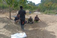 Warga yang mengaku perataan tapak telah mereka kerjakan selama 15 hari secara swadaya tanpa pamrih, Kamis (12/2).