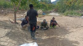 Warga yang mengaku perataan tapak telah mereka kerjakan selama 15 hari secara swadaya tanpa pamrih, Kamis (12/2).