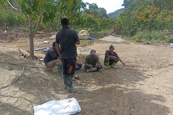 Warga yang mengaku perataan tapak telah mereka kerjakan selama 15 hari secara swadaya tanpa pamrih, Kamis (12/2).