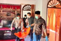 Personil Polres Gayo Lues sedang mengevakuasi jasad SH dari rumah kediamannya di Desa Raklunung, Sabtu (21/3/2026)