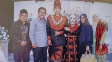 Bang Bram Aceh bersama mantan Bupati dua periode H Ibnu Hasim pada pesta pernikahan putra sulungnya (red-Bram)