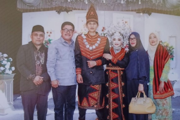 Bang Bram Aceh bersama mantan Bupati dua periode H Ibnu Hasim pada pesta pernikahan putra sulungnya (red-Bram)
