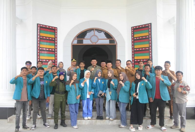 BEM Mahasiswa PSDKU Unsyiah Gayo Lues di depan Pendopo Bupati Gayo Lues | doc | Bem-Indra)