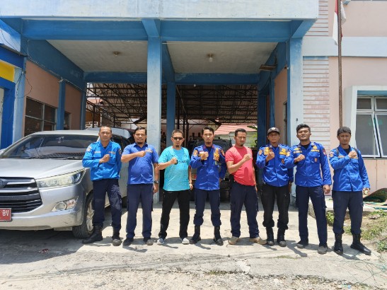 Personil Damkar yang akan diterjunkan membangun jembatan sementara Pintu Rime-Pining.