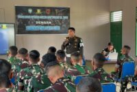 Dansubdenpom Gayo Lues, Lettu CPM I Made Deny Negara, yang memberikan pemaparan di hadapan puluhan prajurit TNI.