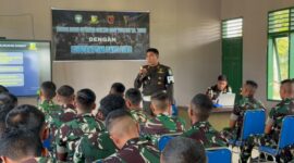 Dansubdenpom Gayo Lues, Lettu CPM I Made Deny Negara, yang memberikan pemaparan di hadapan puluhan prajurit TNI.