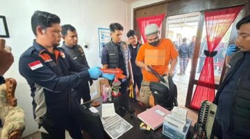 Korban diketahui berinisial dr SH (47) aparatur sipil negara (ASN) yang tinggal di Dusun Ume Paya, Desa Raklunung-Blangkejeren. Sementara tersangka FA merupakan warga setempat yang berprofesi sebagai petani dan bertetangga dengan korban.