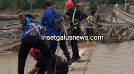 Personel Dinas Pemadam Kebakaran Kabupaten Gayo Lues bersama unsur TNI-Polri dan masyarakat mulai mengerjakan pembangunan jembatan darurat di kawasan Pintu Rime, Kecamatan Pining, Minggu (5/4/2026).