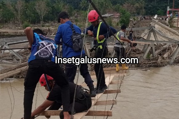 Personel Dinas Pemadam Kebakaran Kabupaten Gayo Lues bersama unsur TNI-Polri dan masyarakat mulai mengerjakan pembangunan jembatan darurat di kawasan Pintu Rime, Kecamatan Pining, Minggu (5/4/2026).