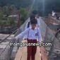 Siswa sekolah dasar di Kecamatan Pining, Kabupaten Gayo Lues, mulai memanfaatkan jembatan darurat di kawasan Pintu Rime untuk berangkat ke sekolah, Selasa (7/4/2026) pagi.