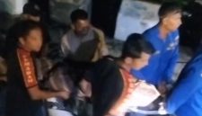 Warga bersama personel Damkar 113 Pining tandu jenazah di Jembatan darurat Pintu Rime, Rabu (22/4/2026)