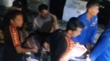 Warga bersama personel Damkar 113 Pining tandu jenazah di Jembatan darurat Pintu Rime, Rabu (22/4/2026)