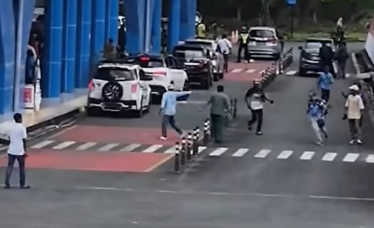 Bandara Karel Sadsuit Tubun Maluku Tenggara