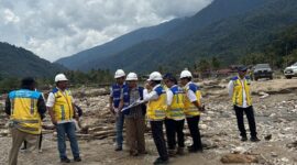 Dinas PUPR Gayo Lues bersama Dirjen Kementerian SDA meninjau langsung kondisi sungai Pining, Senin (13/4/2026)