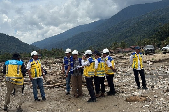 Dinas PUPR Gayo Lues bersama Dirjen Kementerian SDA meninjau langsung kondisi sungai Pining, Senin (13/4/2026)