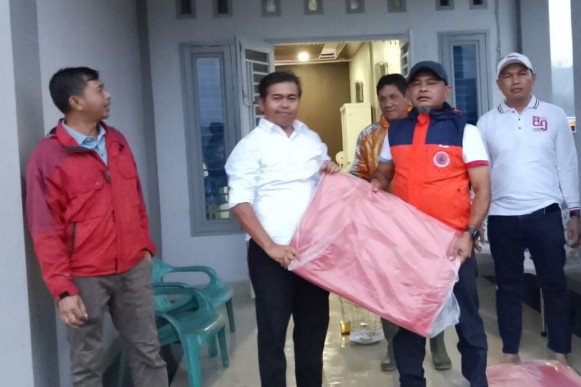 Kepala Bidang Kedaruratan & Logistik Badan Penanggulangan Bencana Daerah Gayo Lues, Surya Darma S.Kom, Gerak Cepat Salurkan Bantuan Korban Badai di Dabun Gelang, Rabu (15/4/2026)