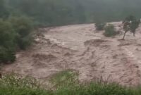 Bentaran sungai Tripa yang kembali meluap setelah hujan lebat mengguyur sekitar 2 jam, Rabu (15/4/2026)