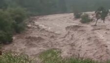 Bentaran sungai Tripa yang kembali meluap setelah hujan lebat mengguyur sekitar 2 jam, Rabu (15/4/2026)