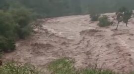 Bentaran sungai Tripa yang kembali meluap setelah hujan lebat mengguyur sekitar 2 jam, Rabu (15/4/2026)