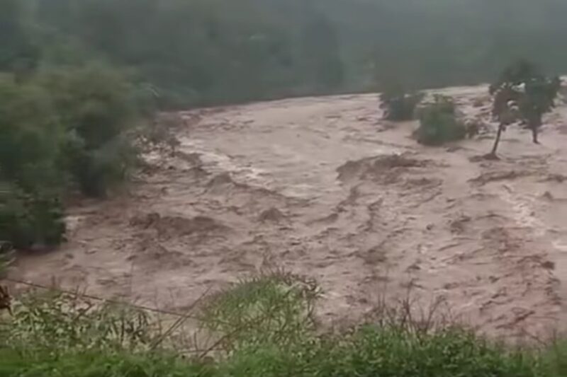Bentaran sungai Tripa yang kembali meluap setelah hujan lebat mengguyur sekitar 2 jam, Rabu (15/4/2026)