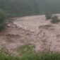 Bentaran sungai Tripa yang kembali meluap setelah hujan lebat mengguyur sekitar 2 jam, Rabu (15/4/2026)