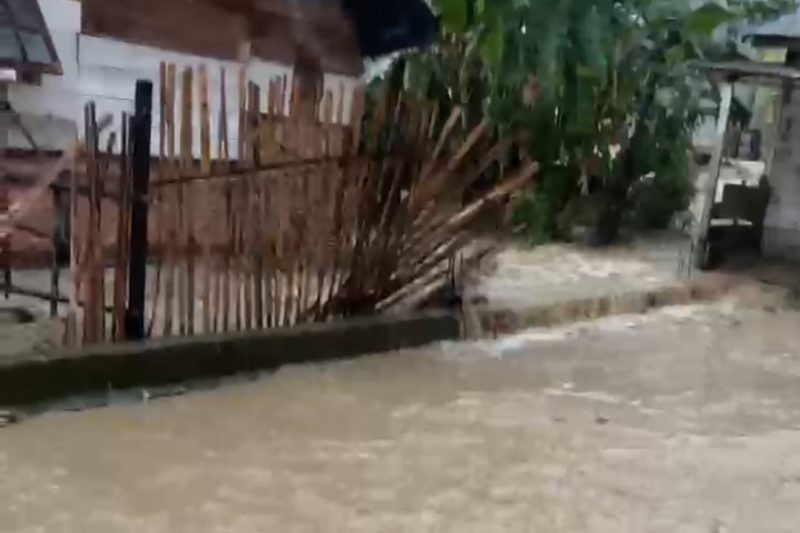 Air meluap menggenangi rumah warga di Kampung Padang Terangun |BPBD|