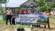 Siswa siswi Sekolah Menengah Atas Negeri Gayo Lues terima bantuan bibit dari mahasiswa UNY Yogyakarta, Kamis (7/5/2026)