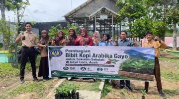 Siswa siswi Sekolah Menengah Atas Negeri Gayo Lues terima bantuan bibit dari mahasiswa UNY Yogyakarta, Kamis (7/5/2026)