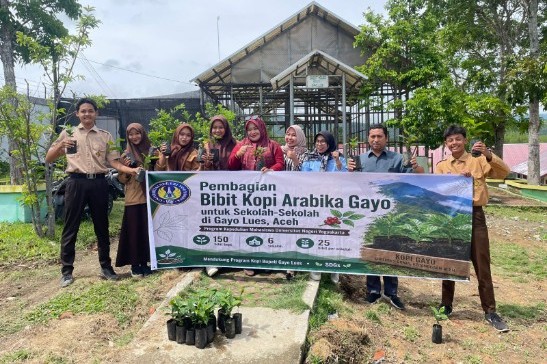 Siswa siswi Sekolah Menengah Atas Negeri Gayo Lues terima bantuan bibit dari mahasiswa UNY Yogyakarta, Kamis (7/5/2026)