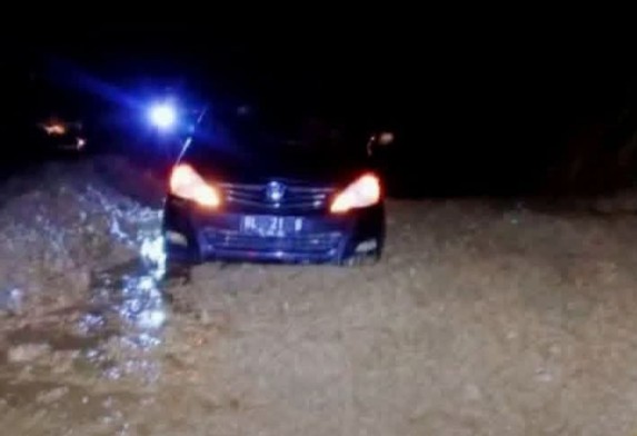 Kenderaan roda empat terjebak dilokasi |doc|Google|