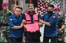 Tersangka kasus dugaan tindak pidana korupsi tata kelola Program Makan Bergizi Gratis (MBG), Glory Harimas Sihombing, berjalan usai menjalani pemeriksaan di Gedung Kejaksaan Agung, Jakarta. Kejaksaan Agung menetapkan Ketua Yayasan Indonesia Food Security Review (IFSR) tersebut sebagai tersangka baru dalam perkara dugaan korupsi tata kelola Program MBG. (Ant | F Her |