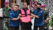 Tersangka kasus dugaan tindak pidana korupsi tata kelola Program Makan Bergizi Gratis (MBG), Glory Harimas Sihombing, berjalan usai menjalani pemeriksaan di Gedung Kejaksaan Agung, Jakarta. Kejaksaan Agung menetapkan Ketua Yayasan Indonesia Food Security Review (IFSR) tersebut sebagai tersangka baru dalam perkara dugaan korupsi tata kelola Program MBG. (Ant | F Her |