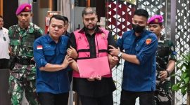 Tersangka kasus dugaan tindak pidana korupsi tata kelola Program Makan Bergizi Gratis (MBG), Glory Harimas Sihombing, berjalan usai menjalani pemeriksaan di Gedung Kejaksaan Agung, Jakarta. Kejaksaan Agung menetapkan Ketua Yayasan Indonesia Food Security Review (IFSR) tersebut sebagai tersangka baru dalam perkara dugaan korupsi tata kelola Program MBG. (Ant | F Her |