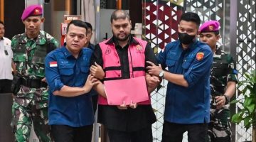 Tersangka kasus dugaan tindak pidana korupsi tata kelola Program Makan Bergizi Gratis (MBG), Glory Harimas Sihombing, berjalan usai menjalani pemeriksaan di Gedung Kejaksaan Agung, Jakarta. Kejaksaan Agung menetapkan Ketua Yayasan Indonesia Food Security Review (IFSR) tersebut sebagai tersangka baru dalam perkara dugaan korupsi tata kelola Program MBG. (Ant | F Her |