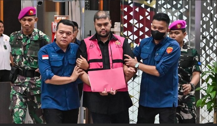 Tersangka kasus dugaan tindak pidana korupsi tata kelola Program Makan Bergizi Gratis (MBG), Glory Harimas Sihombing, berjalan usai menjalani pemeriksaan di Gedung Kejaksaan Agung, Jakarta. Kejaksaan Agung menetapkan Ketua Yayasan Indonesia Food Security Review (IFSR) tersebut sebagai tersangka baru dalam perkara dugaan korupsi tata kelola Program MBG. (Ant | F Her |