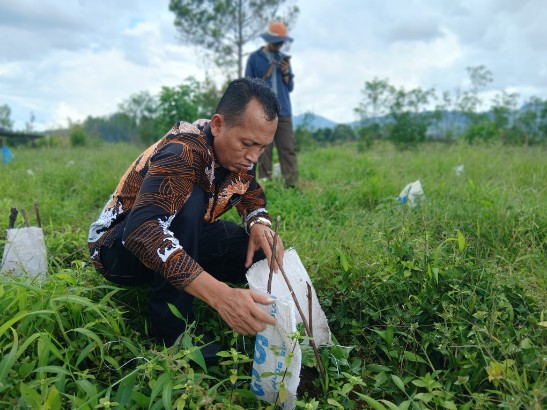 Kepala Badan Narkotika Nasional Kabupaten Gayo Lues, Fauzul Iman ST MSi mendampingi tim Starbucks Farmer Support Center melakukan monitoring terhadap pelaksanaan program pemberdayaan petani kopi yang tergabung dalam Koperasi Kopi Gayo Lues Bersinar, Selasa (21/7/2026).