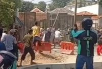Bentrokan kelompok warga pecah di Jalan Tambak I, Kelurahan Pegangsaan, Kecamatan Menteng, Jakarta Pusat, Minggu (26/7/2026).