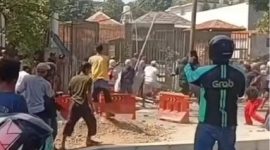 Bentrokan kelompok warga pecah di Jalan Tambak I, Kelurahan Pegangsaan, Kecamatan Menteng, Jakarta Pusat, Minggu (26/7/2026).