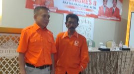 Mantan Gubernur Aceh, Irwandi Yusuf, bersama tokoh muda kader PNA Gayo Lues Jeck Gayo jelang pelaksanaan Kongres II PNA, di Banda Aceh, Sabtu (25/7/2026)