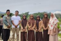 Kepala Bidang Pendidikan Dasar Dinas Pendidikan Gayo Lues, Ilyas Effendy, bersama tenaga pendidik dan siswa di areal SMPN Satu Atap Kendawi | doc ist |